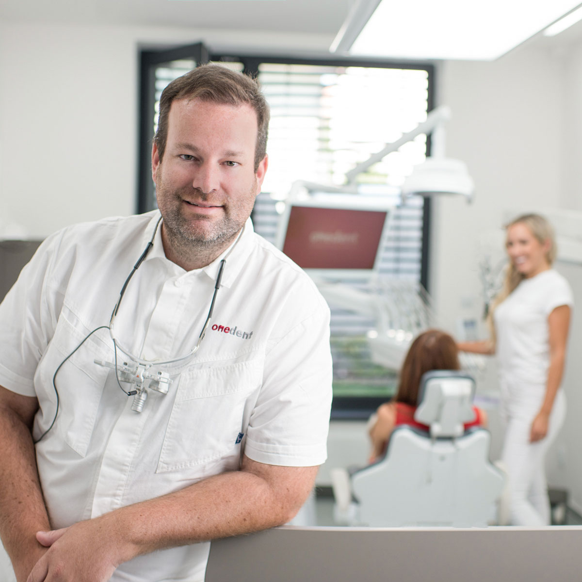 Lékař kliniky Onedent v ordinaci v Brně